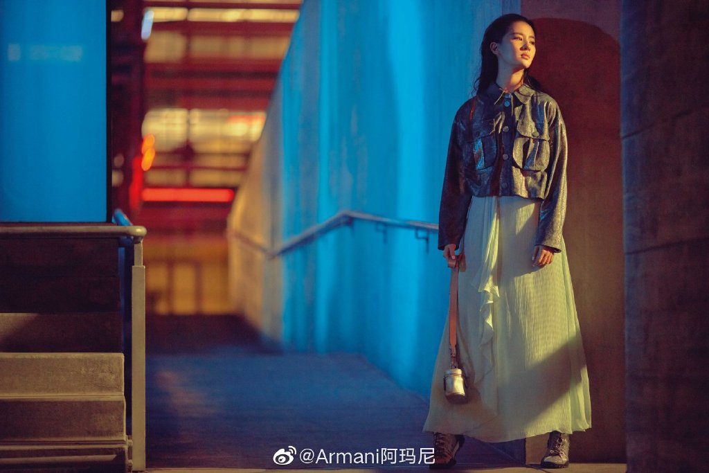畅游夜幕，胡歌与刘亦菲演绎Emporio Armani的绚丽摩登型录